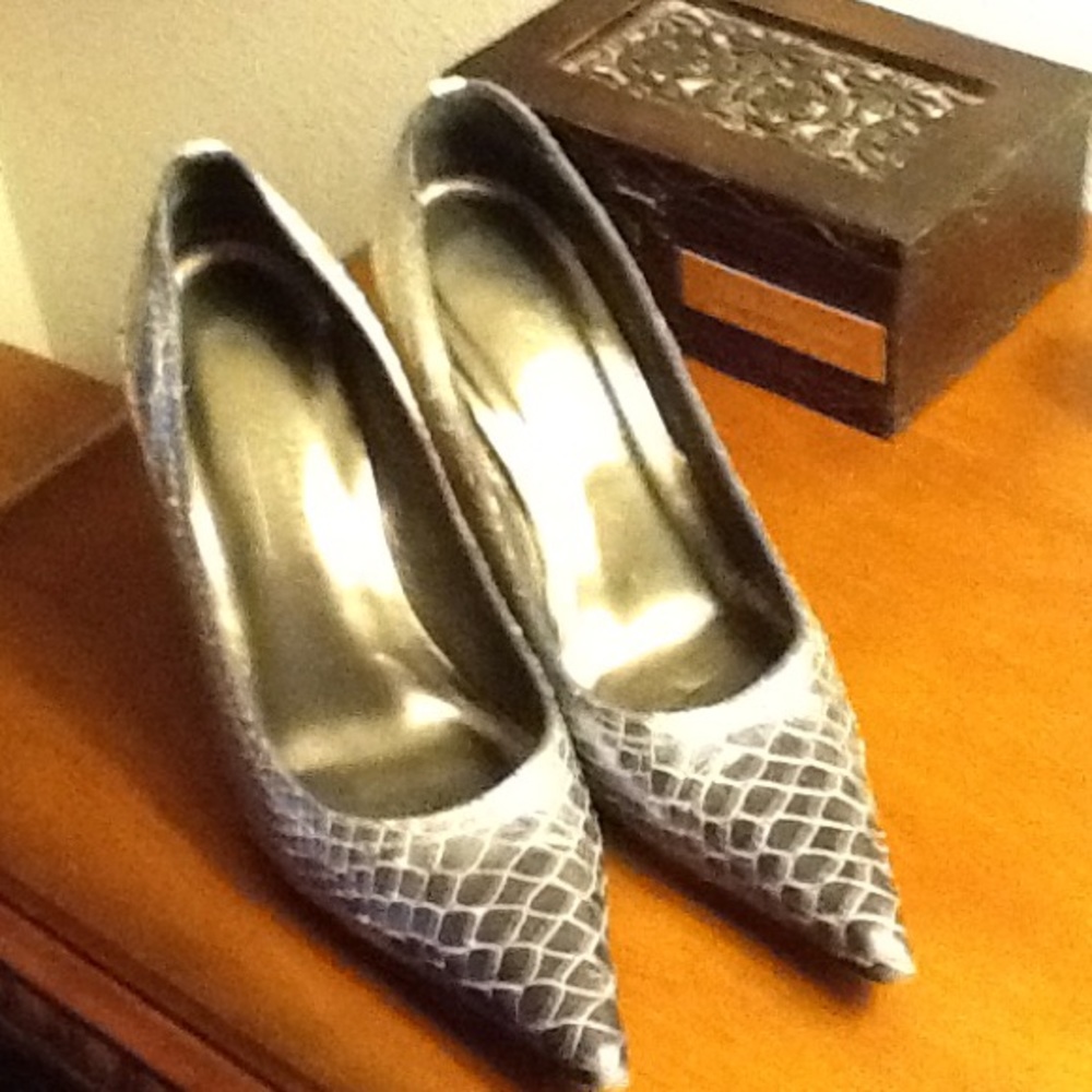 Donald Pliner metallic silver/gray shoes
